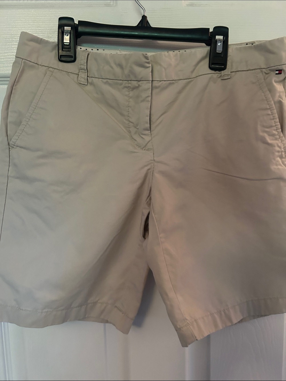 Tommy Hilfiger Women’s Beige Khaki Bermuda Shorts mid ride 7 inch inseam